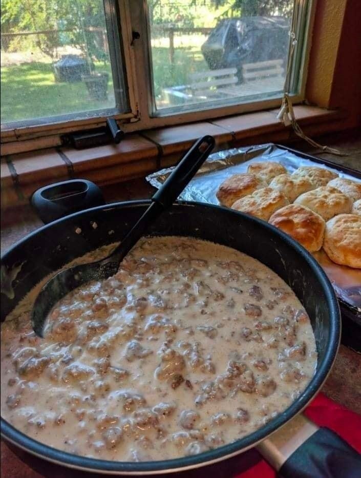 EASY & DELISH-PIONEER WOMAN SAUSAGE GRAVY